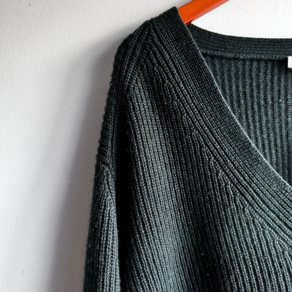 **SOLD** Vince Wool & Cashmere Ribbed V-Neck Sweater - Picture 5 of 11